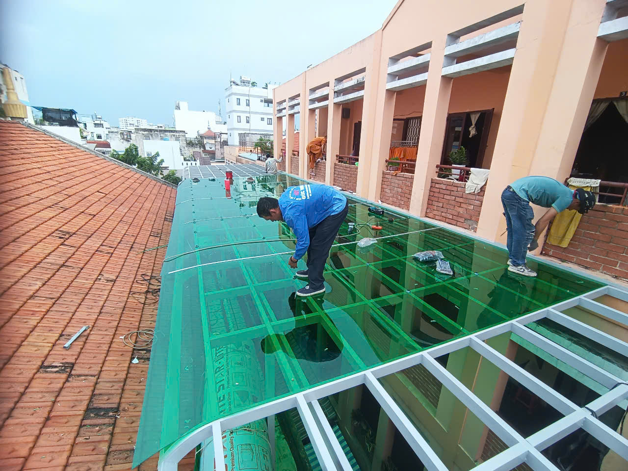 Thi Công Lợp Tấm Poly